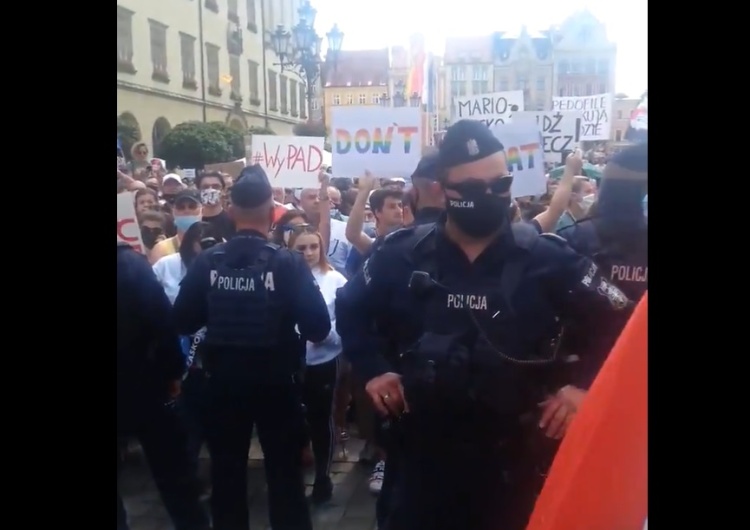  [video] "Wypie.dalaj, wypie.dalaj". Tak we Wrocławiu grupka przeciwników usiłowała zakrzyczeć wiec PAD