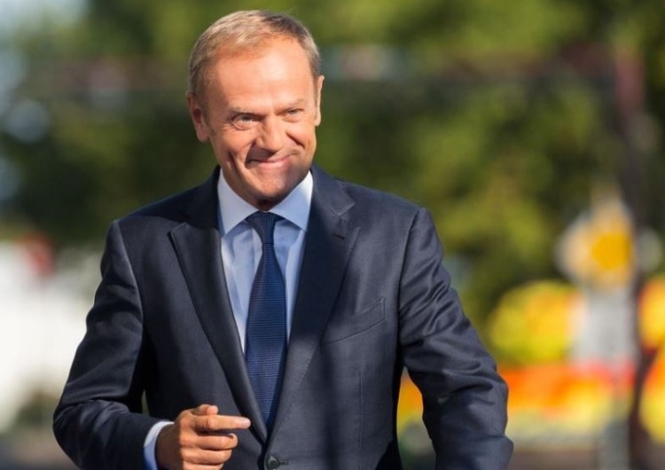  Tusk apeluje o "redukcję sporów i emocji". Podaje swoje zachowanie jako... przykład