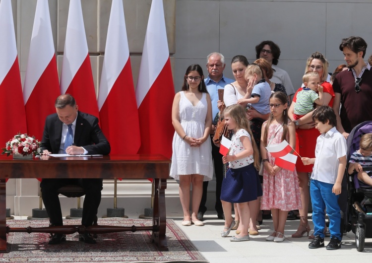  [FOTO] Prezydent podpisał i skieruje do Sejmu projekt zmiany konstytucji dot. adopcji dzieci