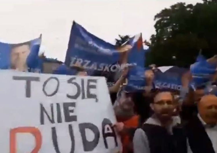  [video] "Tak wygląda nienawiść". Krzyki, obrażanie i wulgaryzmy zwolenników RT na spotkaniu z premierem