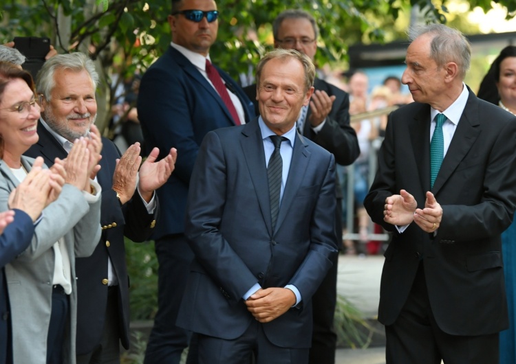 "Na to, co im dolega...". Tusk szydzi z Andrzeja Dudy po wypowiedzi ws. szczepionek