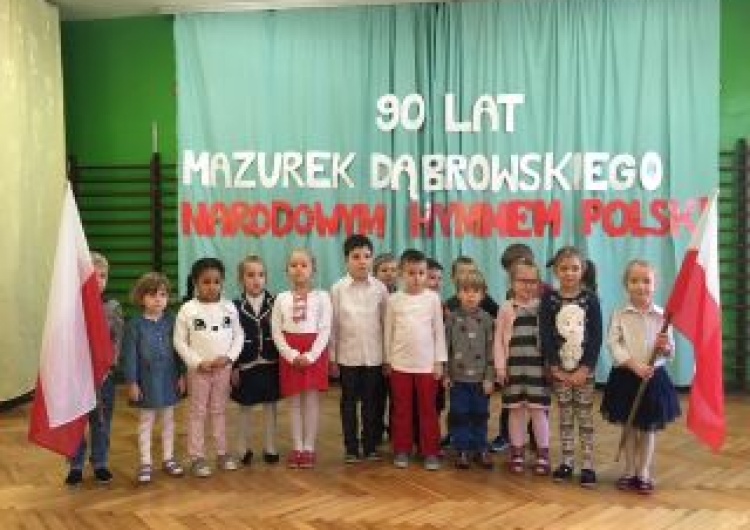 Jarasz: Zabrze.Z okazji 90. rocznicy ustanowienia hymnu Polski, odśpiewano go uroczyście w wielu szkołach