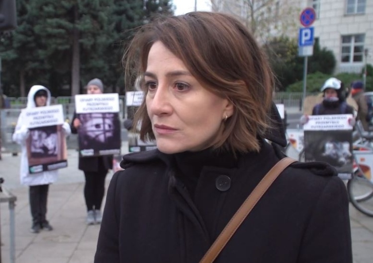 "Panom w sutannach głoszącym nienawiść...". Ostaszewska oskarża księży i polityków o podjudzanie ws. LGBT