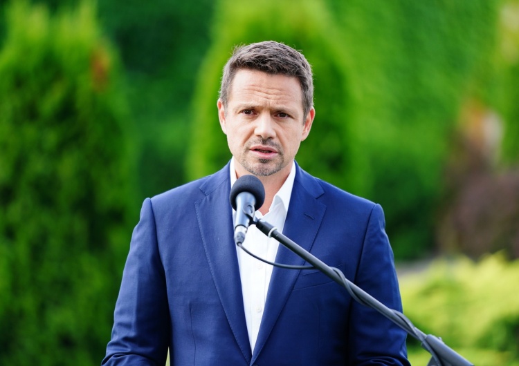 "Mamy prezydenta, który czeka, aby w nocy odebrać telefon od prezesa". Trzaskowski uderza w Dudę