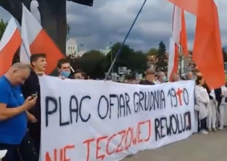 [video] "Plac Ofiar Grudnia 1970. Nie tęczowej rewolucji". "Powitanie" Trzaskowskiego w Szczecinie
