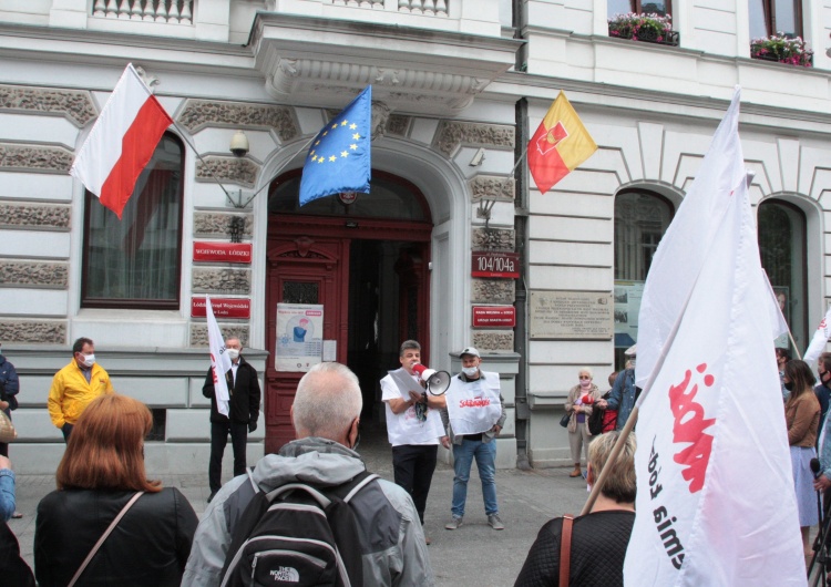  Solidarność pikietowała przed łódzkim urzędem miasta