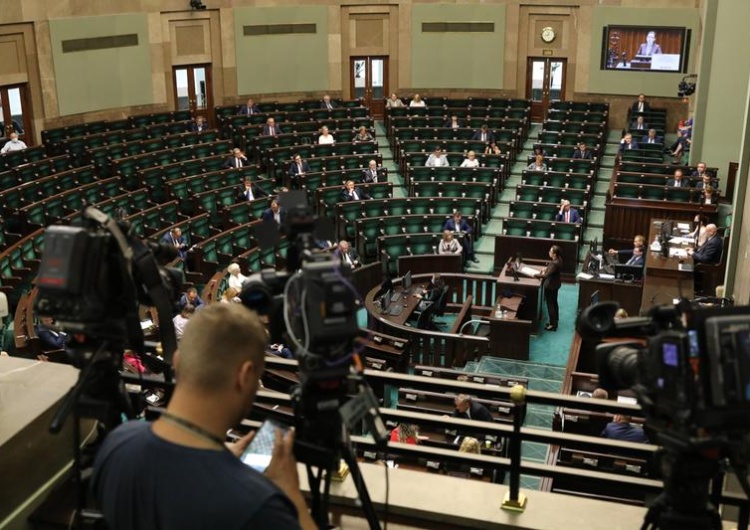  [SONDAŻ] KO goni Zjednoczoną Prawicę. W sejmie znalazłoby się pięć partii