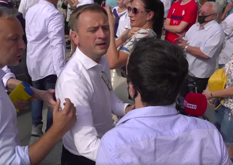  [WIDEO] "Posłowi puszczają nerwy". Nitras przepycha dziennikarza TVP Info