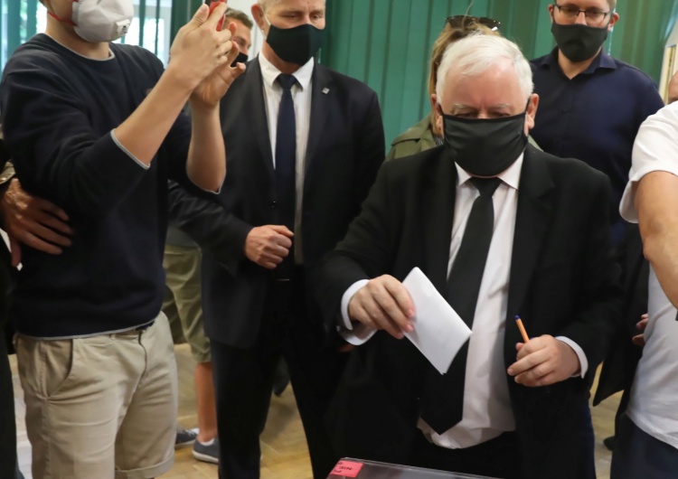 Mężczyzna w masce przeszkadzał szefowi PiS oddać głos. Internauci komentują