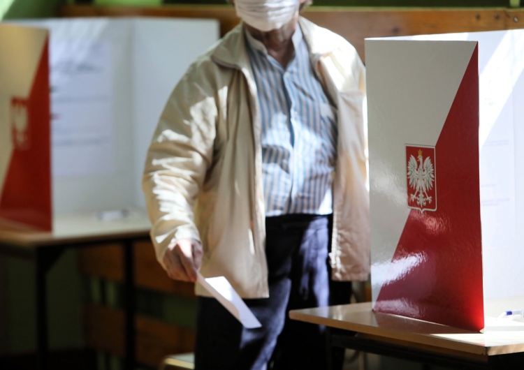  Warszawa: Nadal duży ruch w lokalach wyborczych, ale bez kolejek