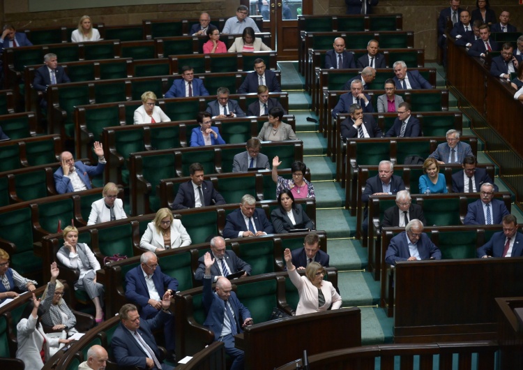  Sejm za częścią poprawek do ustawy o bonie turystycznym. Chodzi o dzieci rodziców pracujących za granicą