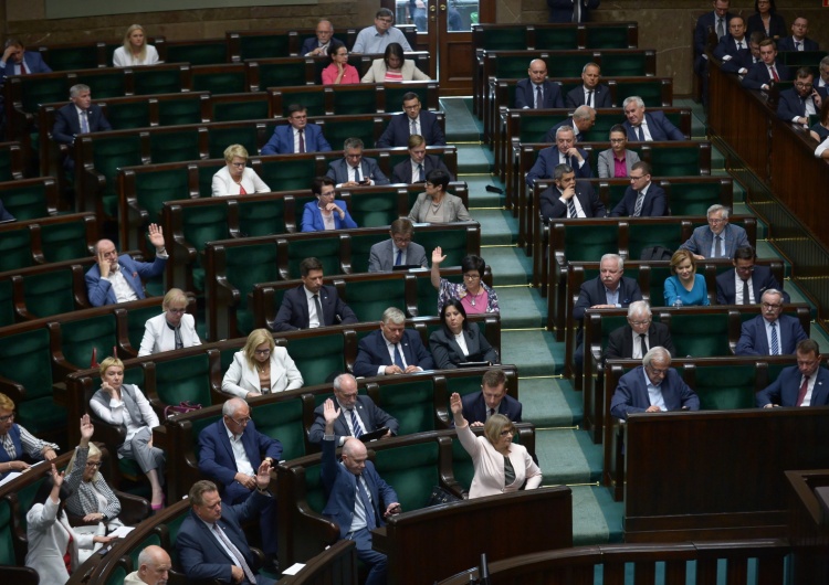 Sejm za częścią poprawek do ustawy o bonie turystycznym. Chodzi o dzieci rodziców pracujących za granicą