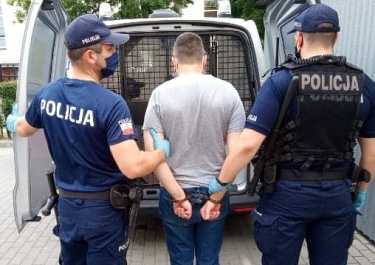 Nawoływał do popełnienia zbrodni wobec sympatyków jednej z partii i znieważał Prezydenta. Grozi mu 5 lat