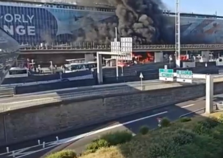  [video] Co się dzieje we Francji? Płomienie na lotnisku Orly pod Paryżem