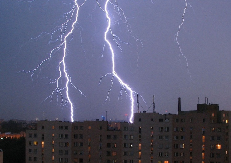 IMGW ostrzega: Burze z gradem w sześciu województwach. Mogą zagrażać życiu