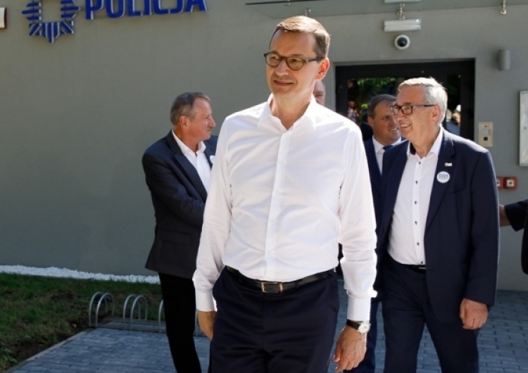 "Drogi młody człowieku…". Nastolatek wulgarnie skomentował wpis o policji. Odpowiedział mu… sam premier