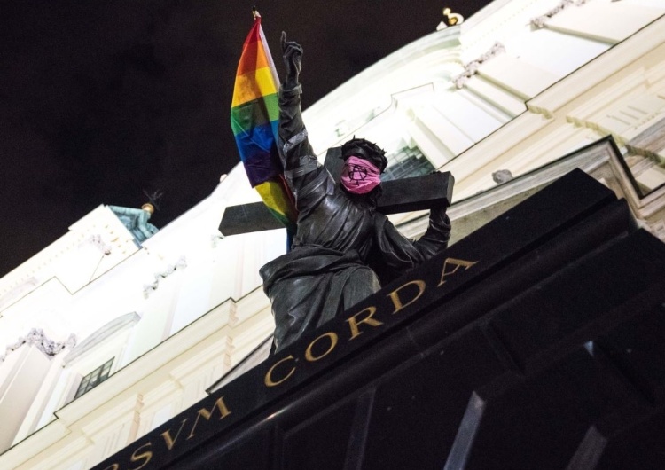 "Zagubione dzieci z dobrych domów, skaczące po pomniku Chrystusa". Nie ustaje oburzenie po akcji LGBT