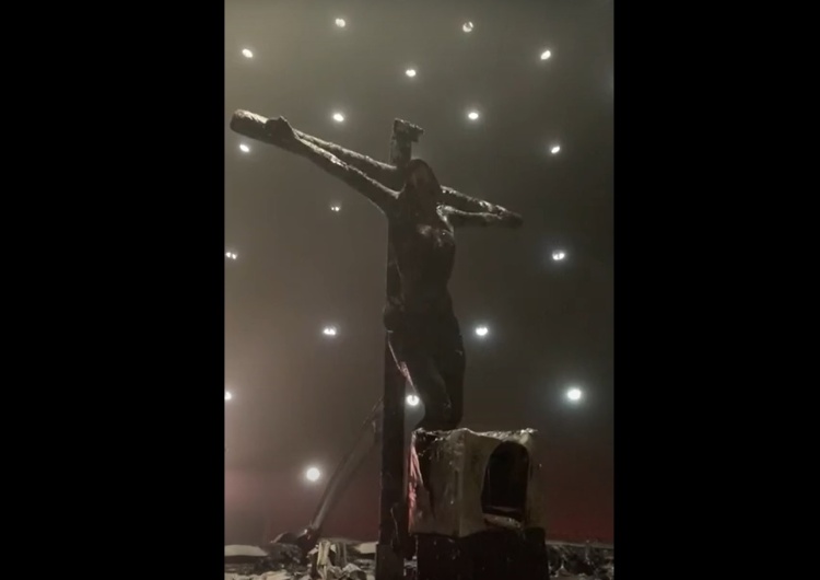  [video] Barbarzyńcy. Wstrząsające obrazy. Spalony krzyż. Pożar w katedrze po wrzuceniu koktailu Mołotowa