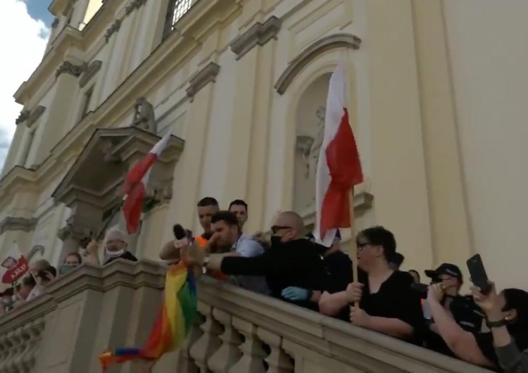  [video] Kościół św. Krzyża: Dziennikarz TV Trwam wyrwał aktywistom flagę LGBT