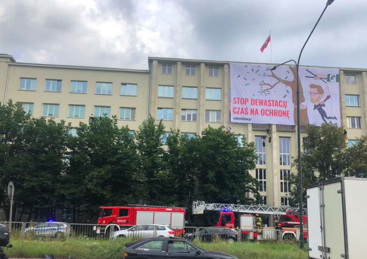  ​​​​​​​Warszawa: Greenpeace protestuje na gmachu Ministerstwa Środowiska. Na miejscu jest już policja