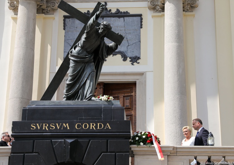  W dniu inauguracji drugiej kadencji A. Duda złożył kwiaty przed sprofanowanym pomnikiem Chrystusa