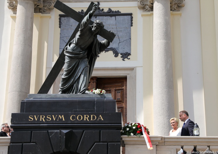 W dniu inauguracji drugiej kadencji A. Duda złożył kwiaty przed sprofanowanym pomnikiem Chrystusa