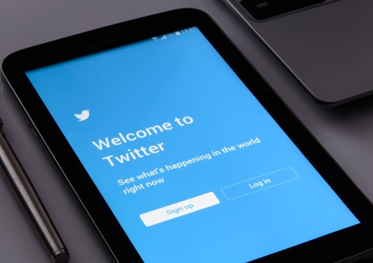 PhotoMIX-Company Twitter zaczął oznaczać konta urzędników i mediów państwowych