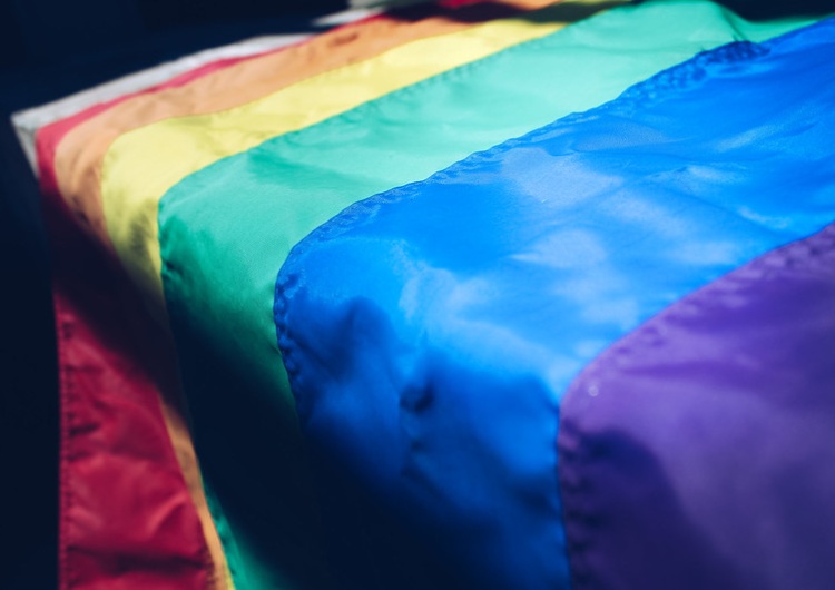 Niemiecka firma chce bronić osoby LGBT w Polsce "przed przemocą". "Odzież ma się stać symbolem odwagi"