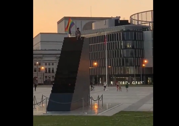  [video] Brak szacunku nawet do zmarłych. Aktywistka LGBT wlazła... na pomnik ofiar Tragedii Smoleńskiej