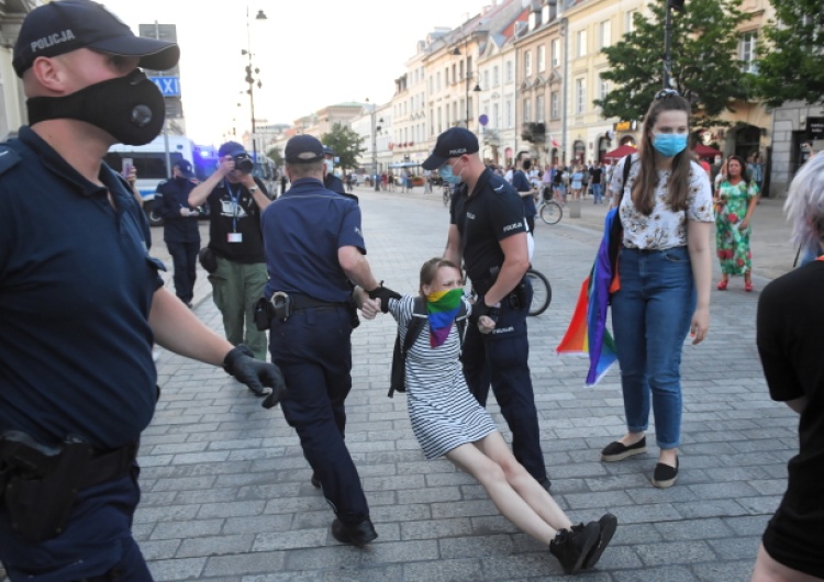  Jest oficjalny komunikat policji: Skakano po dachu radiowozu, zaatakowano i znieważano funkcjonariuszy