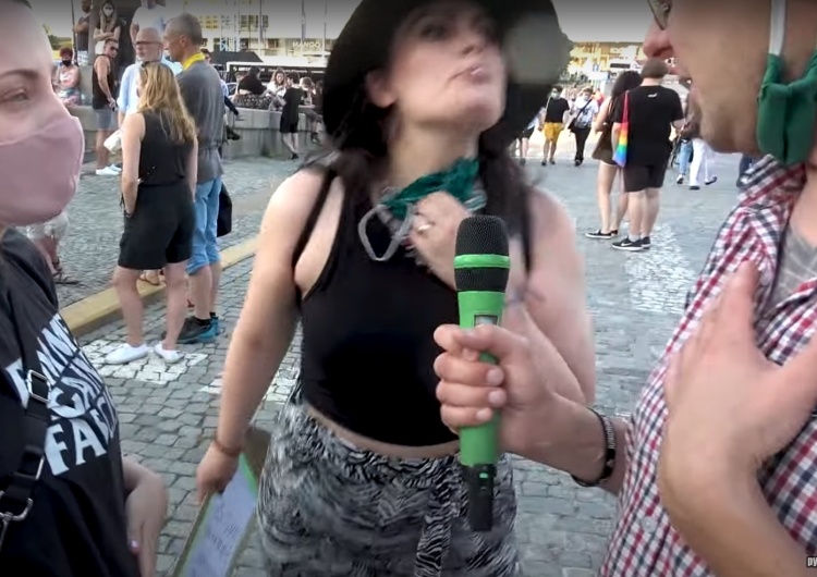  [video] Rozwydrzenie lewackich bojówkarzy. Aktywistka pluje na dziennikarza