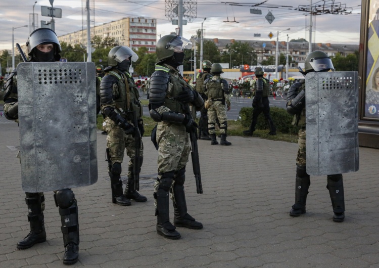 EPA/TATYANA ZENKOVICH Ukraiński fotograf pobity na Białorusi. Ogólna liczba zatrzymanych to już ponad 6 tys. osób