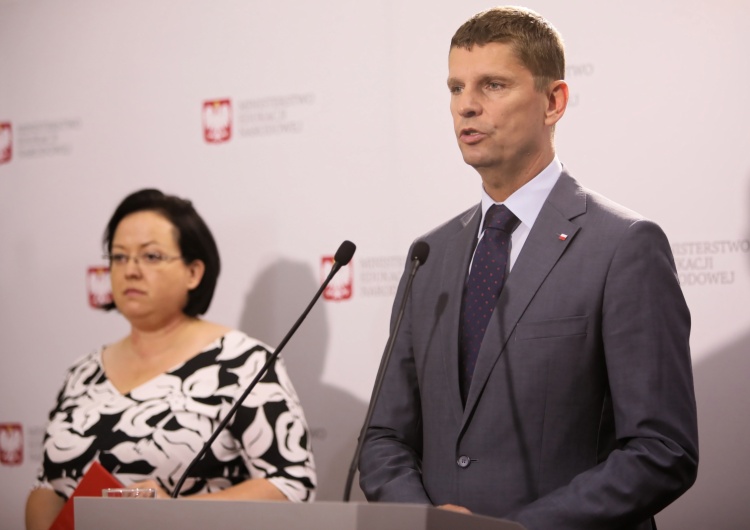 Szef MEN: W niektórych powiatach dodatkowe obostrzenia ws. powrotu do szkół