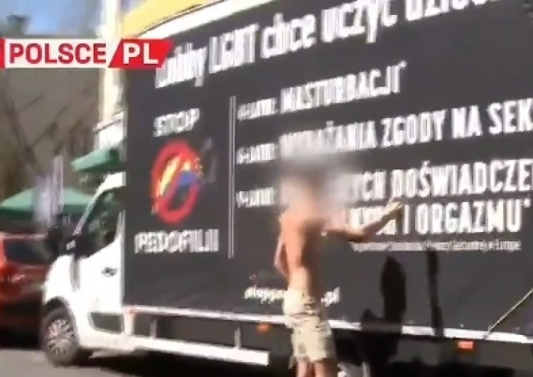 Screen [video] "Nie ma zgody na przemoc!". Chuligan, który niszczył mienie Fundacji Pro zatrzymany przez policję