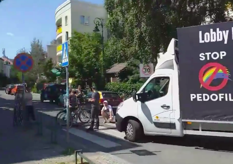  [WIDEO] Warszawa: Aktywiści zablokowali furgonetkę "Stop pedofilii"