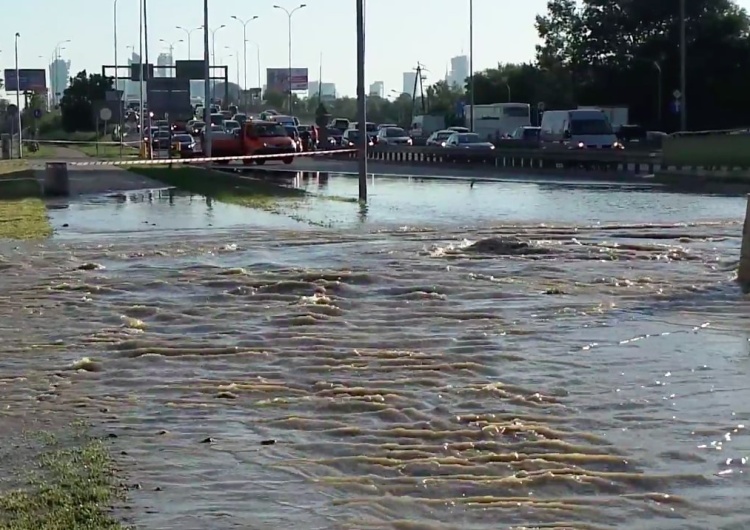  Warszawa: Awaria wodociągowa we Włochach. Zalane ulice i przerwy w dostawach wody