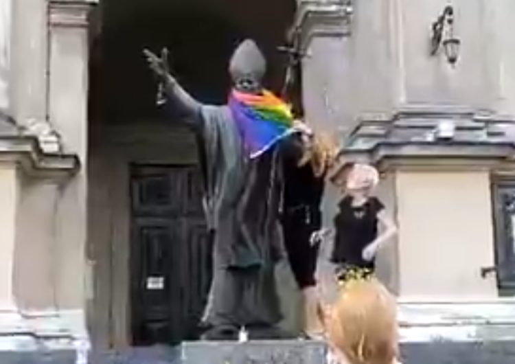 Policja prowadzi postępowanie w sprawie zawieszenie tęczowej flagi na pomniku JPII przez Obywateli RP