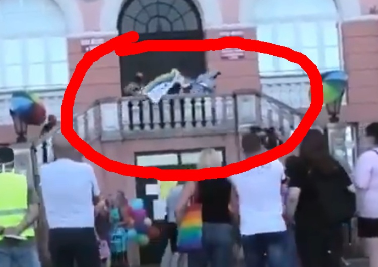  Kibice "rozwiązali" manifestację LGBT. Aktywiści LGBT wyzywali policjantów, nagle zapragnęli ich ochrony