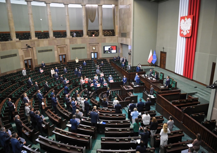 Zarobki posłów wzrosną o ponad 40 proc.? PiS i opozycja zgodni jak nigdy. Jeden klub przeciw