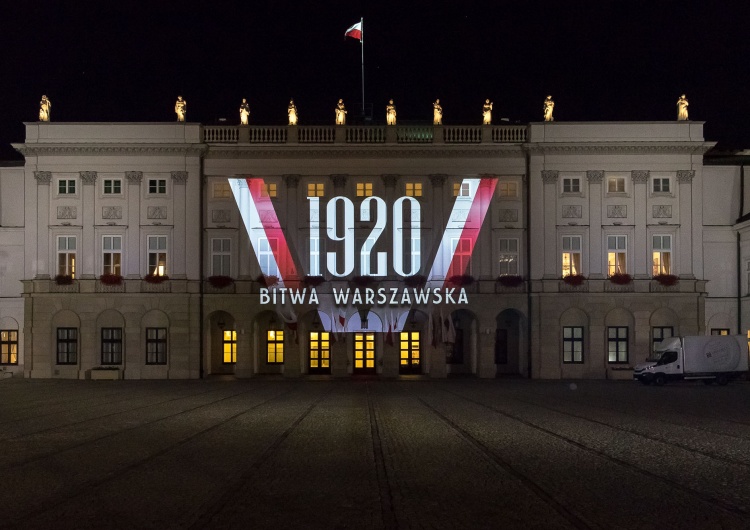 Iluminacja na fasadzie Pałacu Prezydenckiego w 100. Rocznicę Cudu nad Wisłą