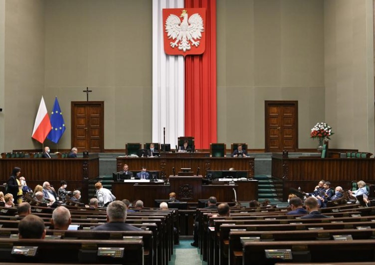 "DGP": Posłowie KO głosowali nielegalnie?