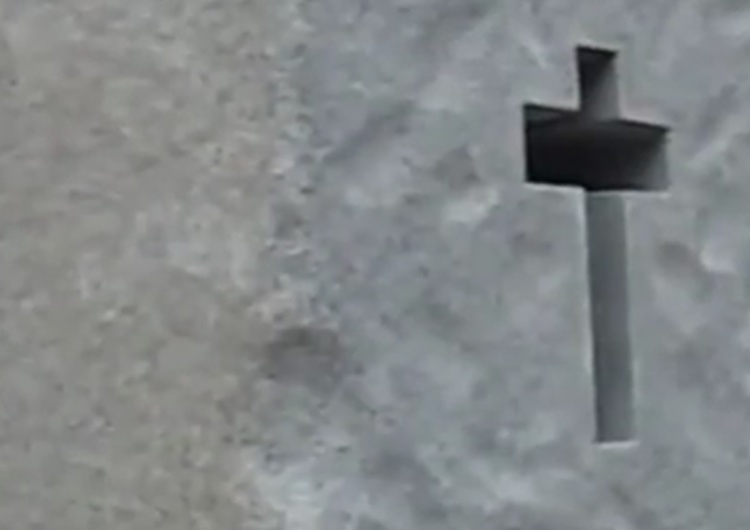  Opublikował zdjęcie, na którym oddaje mocz na krzyż w kościele. To "nie narusza standardów Facebooka"