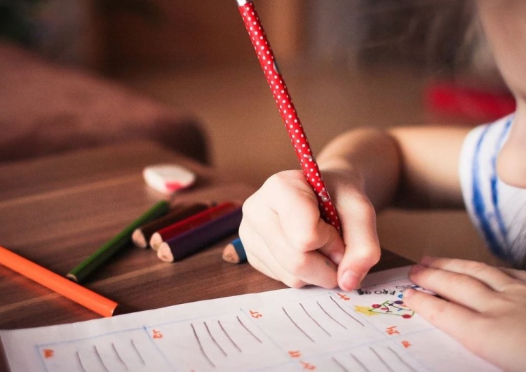 Chcesz zatrzymać dziecko w domu z powodu pandemii? Może cię to kosztować 10 tys. zł