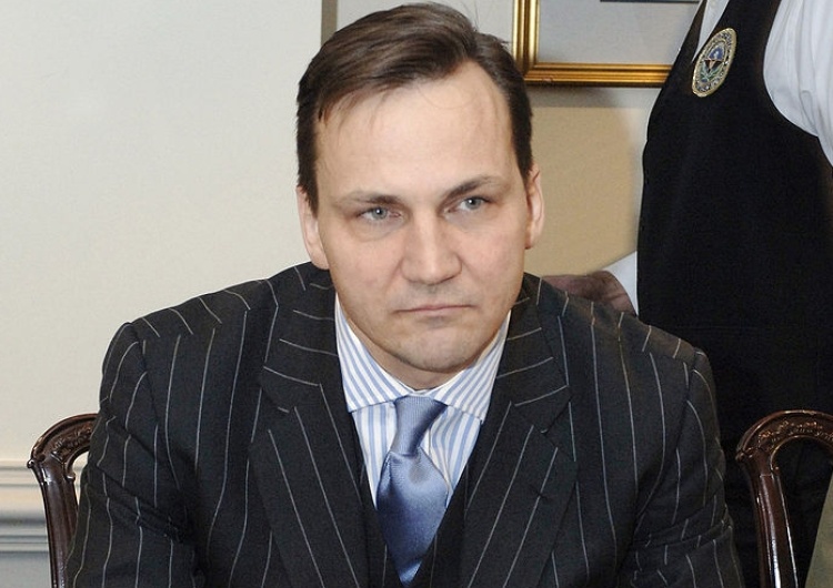 "Bezszelestnie wysadzili w powietrze". Sikorski bezczelnie kpi z tragedii smoleńskiej