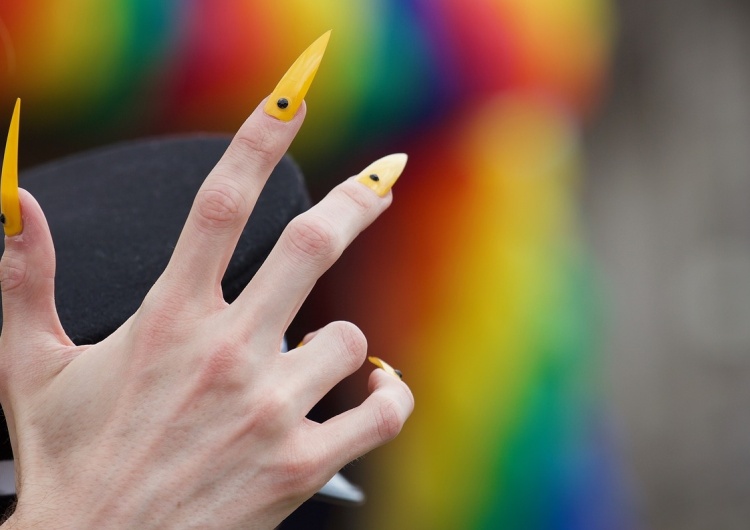 Białystok: Próba zniszczenia banerów sprzeciwiających się promocji ideologii LGBT