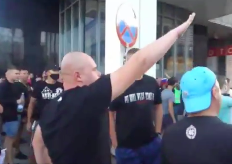 Katowice: Policja zatrzymała hajlującego mężczyznę. Odpowie za publiczne propagowanie faszyzmu