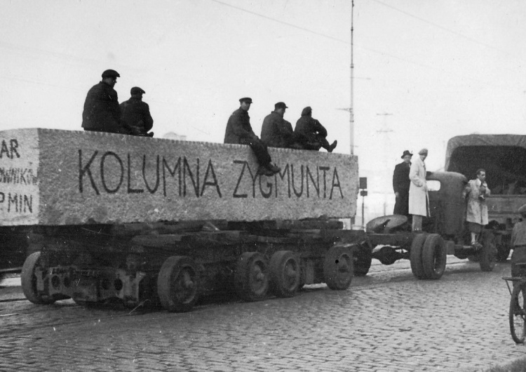 Domena publiczna Tablica ku czci sowieckiego namiestnika i mordercy na kolumnie Zygmunta?