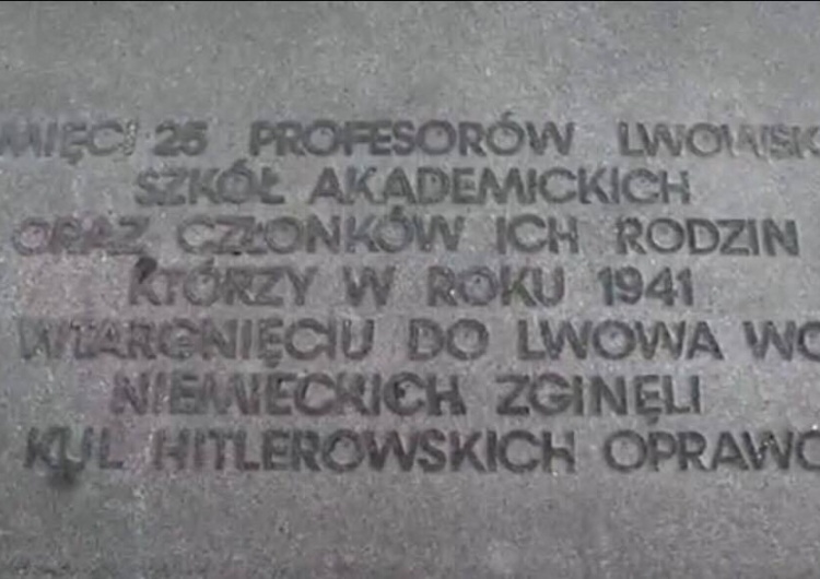  Profanacja pomników polskich profesorów i ofiar Zbrodni w Podkamieniu na Ukrainie