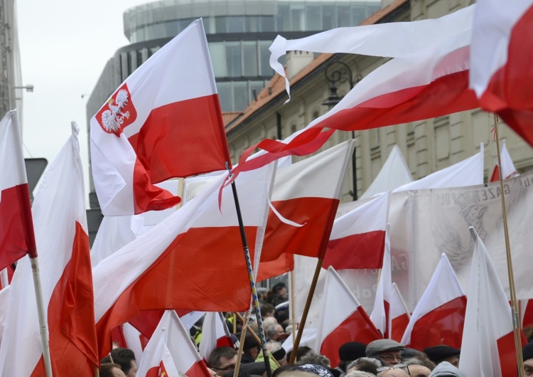 T. Gutry Zmiany barw na fladze i dodanie do korony orła krzyża? PiS szykuje rewolucję w symbolach narodowych?