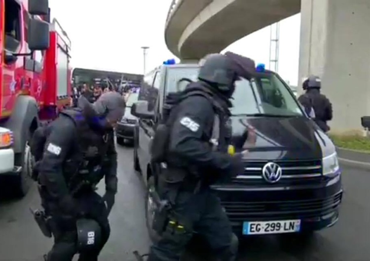  Francja: napastnik, muzułmański radykał, zastrzelony przez policję na lotnisku Orly